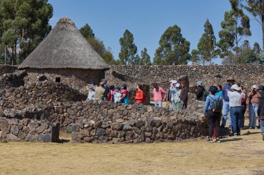 Raqchi 'nin İnka yerleşimi, Wiracocha Tapınağı ve bir zamanlar konut ve depo olarak hizmet veren yüzlerce dairesel taş yapı. Cusco bölgesine yerleştirilmiş..