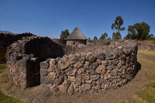 Raqchi 'nin İnka yerleşimi, Wiracocha Tapınağı ve bir zamanlar konut ve depo olarak hizmet veren yüzlerce dairesel taş yapı. Cusco bölgesine yerleştirilmiş..