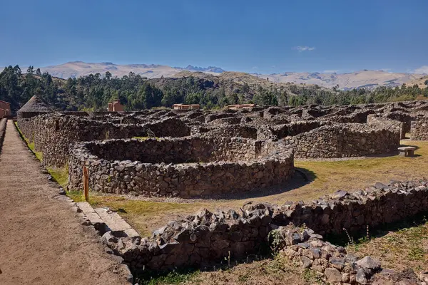 Raqchi 'nin İnka yerleşimi, Wiracocha Tapınağı ve bir zamanlar konut ve depo olarak hizmet veren yüzlerce dairesel taş yapı. Cusco bölgesine yerleştirilmiş..