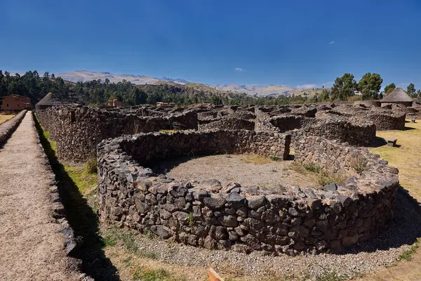 Raqchi 'nin İnka yerleşimi, Wiracocha Tapınağı ve bir zamanlar konut ve depo olarak hizmet veren yüzlerce dairesel taş yapı. Cusco bölgesine yerleştirilmiş..