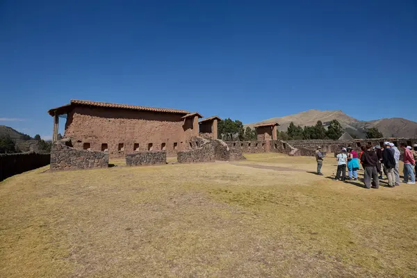 Raqchi 'nin İnka yerleşimi, Wiracocha Tapınağı ve bir zamanlar konut ve depo olarak hizmet veren yüzlerce dairesel taş yapı. Cusco bölgesine yerleştirilmiş..