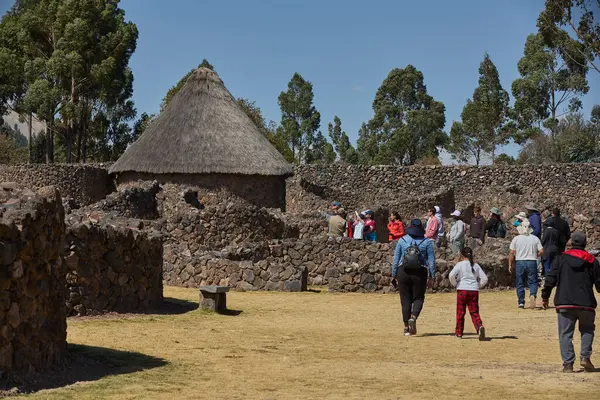 Raqchi 'nin İnka yerleşimi, Wiracocha Tapınağı ve bir zamanlar konut ve depo olarak hizmet veren yüzlerce dairesel taş yapı. Cusco bölgesine yerleştirilmiş..