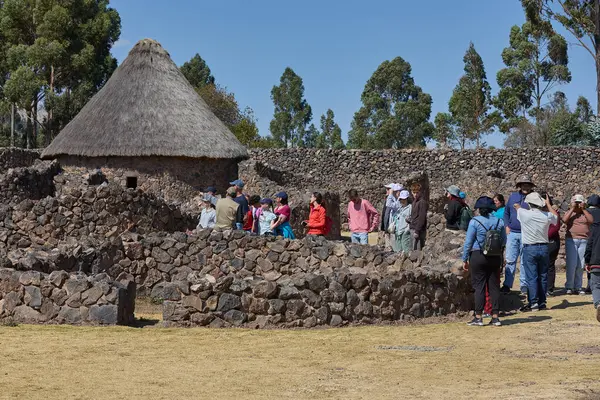 Raqchi 'nin İnka yerleşimi, Wiracocha Tapınağı ve bir zamanlar konut ve depo olarak hizmet veren yüzlerce dairesel taş yapı. Cusco bölgesine yerleştirilmiş..