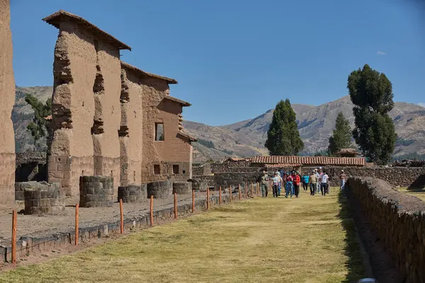 Raqchi 'nin İnka yerleşimi, Wiracocha Tapınağı ve bir zamanlar konut ve depo olarak hizmet veren yüzlerce dairesel taş yapı. Cusco bölgesine yerleştirilmiş..
