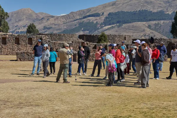 Raqchi 'nin İnka yerleşimi, Wiracocha Tapınağı ve bir zamanlar konut ve depo olarak hizmet veren yüzlerce dairesel taş yapı. Cusco bölgesine yerleştirilmiş..