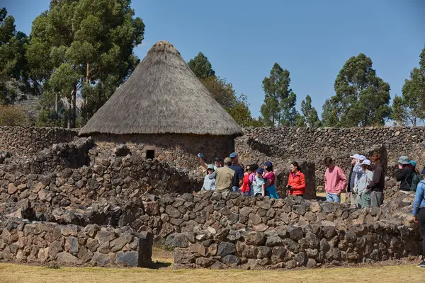Raqchi 'nin İnka yerleşimi, Wiracocha Tapınağı ve bir zamanlar konut ve depo olarak hizmet veren yüzlerce dairesel taş yapı. Cusco bölgesine yerleştirilmiş..