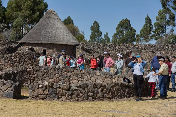 Raqchi 'nin İnka yerleşimi, Wiracocha Tapınağı ve bir zamanlar konut ve depo olarak hizmet veren yüzlerce dairesel taş yapı. Cusco bölgesine yerleştirilmiş..