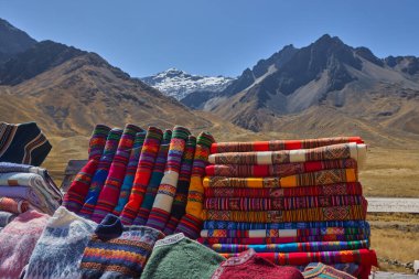 Cusco ve Puno arasındaki en yüksek noktada, La Raya nefes kesen dağ manzarasından fazlasını sunuyor. Kültür ve doğanın buluşma noktası, el dokuması alpaka tekstillerinin And renkleriyle parladığı yer.