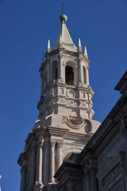 Beyaz volkanik taşlarda görkemli olan Arequipa Katedrali And 'ın gökyüzüne karşı gururla yükselir. Neoklasik mimarinin bir başyapıtı, Beyaz Şehir 'in zarafetini ve esnekliğini somutlaştırıyor..