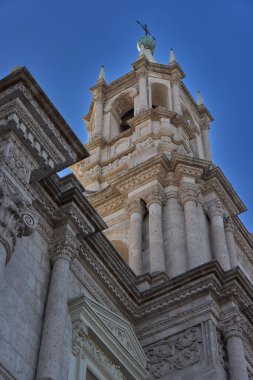Beyaz volkanik taşlarda görkemli olan Arequipa Katedrali And 'ın gökyüzüne karşı gururla yükselir. Neoklasik mimarinin bir başyapıtı, Beyaz Şehir 'in zarafetini ve esnekliğini somutlaştırıyor..