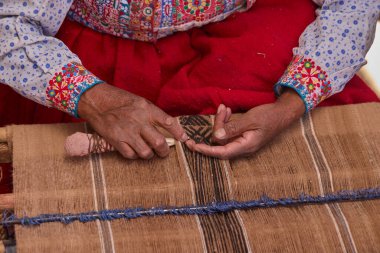 Colca Vadisi 'nden bir And sanatçısı geleneksel dokuma tezgahında ustalıkla örüyor ve nesilden nesile geçen yüzyıllık teknikleri koruyor. Her iplik, doğal renklerle boyanmış..