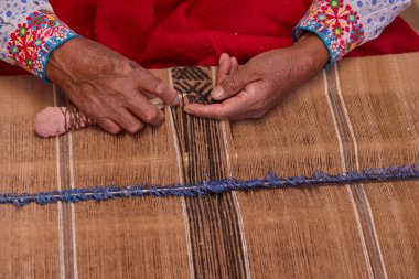 Colca Vadisi 'nden bir And sanatçısı geleneksel dokuma tezgahında ustalıkla örüyor ve nesilden nesile geçen yüzyıllık teknikleri koruyor. Her iplik, doğal renklerle boyanmış..
