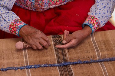 Colca Vadisi 'nden bir And sanatçısı geleneksel dokuma tezgahında ustalıkla örüyor ve nesilden nesile geçen yüzyıllık teknikleri koruyor. Her iplik, doğal renklerle boyanmış..