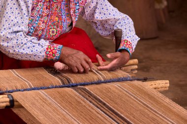 Colca Vadisi 'nden bir And sanatçısı geleneksel dokuma tezgahında ustalıkla örüyor ve nesilden nesile geçen yüzyıllık teknikleri koruyor. Her iplik, doğal renklerle boyanmış..