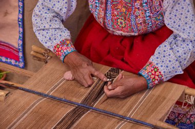 Colca Vadisi 'nden bir And sanatçısı geleneksel dokuma tezgahında ustalıkla örüyor ve nesilden nesile geçen yüzyıllık teknikleri koruyor. Her iplik, doğal renklerle boyanmış..