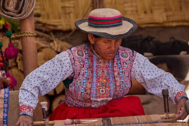 Gelenek iplikle örülmüş. Bu portre And Dağları 'nın atalarından kalma dokuma tekniklerini canlı tutan bir kadının sanatını ve mirasını yansıtıyor.