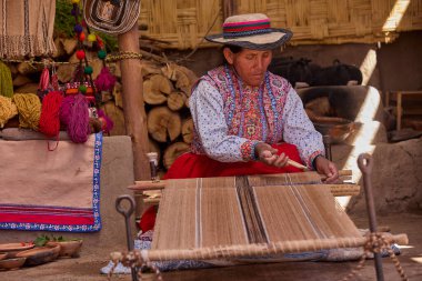 Gelenek iplikle örülmüş. Bu portre And Dağları 'nın atalarından kalma dokuma tekniklerini canlı tutan bir kadının sanatını ve mirasını yansıtıyor.