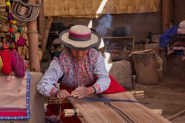 Gelenek iplikle örülmüş. Bu portre And Dağları 'nın atalarından kalma dokuma tekniklerini canlı tutan bir kadının sanatını ve mirasını yansıtıyor.