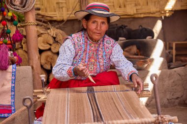 Gelenek iplikle örülmüş. Bu portre And Dağları 'nın atalarından kalma dokuma tekniklerini canlı tutan bir kadının sanatını ve mirasını yansıtıyor.