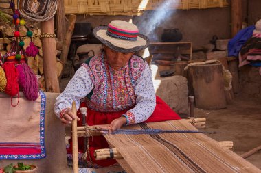 Gelenek iplikle örülmüş. Bu portre And Dağları 'nın atalarından kalma dokuma tekniklerini canlı tutan bir kadının sanatını ve mirasını yansıtıyor.