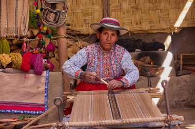 Gelenek iplikle örülmüş. Bu portre And Dağları 'nın atalarından kalma dokuma tekniklerini canlı tutan bir kadının sanatını ve mirasını yansıtıyor.