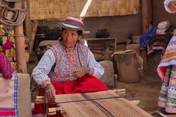 Gelenek iplikle örülmüş. Bu portre And Dağları 'nın atalarından kalma dokuma tekniklerini canlı tutan bir kadının sanatını ve mirasını yansıtıyor.