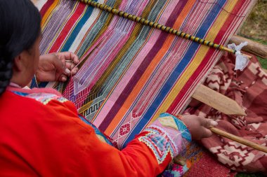Bir dokumacının elleri, nesiller boyu yetenek, sabır ve yaratıcılık barındırır. Basit iplikleri sanat eserlerine dönüştürür. Her dokuma bir yolculuktur, her düğüm bir anıdır. Chinchero Cusco Peru.