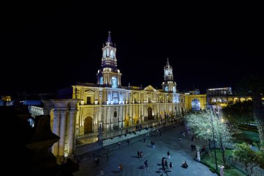 Beyaz volkanik taşlarda görkemli olan Arequipa Katedrali And 'ın gökyüzüne karşı gururla yükselir. Neoklasik mimarinin bir başyapıtı, Beyaz Şehir 'in zarafetini ve esnekliğini somutlaştırıyor..