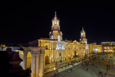Beyaz volkanik taşlarda görkemli olan Arequipa Katedrali And 'ın gökyüzüne karşı gururla yükselir. Neoklasik mimarinin bir başyapıtı, Beyaz Şehir 'in zarafetini ve esnekliğini somutlaştırıyor..