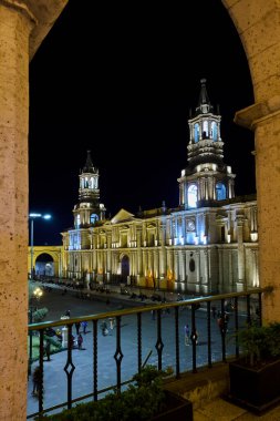Beyaz volkanik taşlarda görkemli olan Arequipa Katedrali And 'ın gökyüzüne karşı gururla yükselir. Neoklasik mimarinin bir başyapıtı, Beyaz Şehir 'in zarafetini ve esnekliğini somutlaştırıyor..