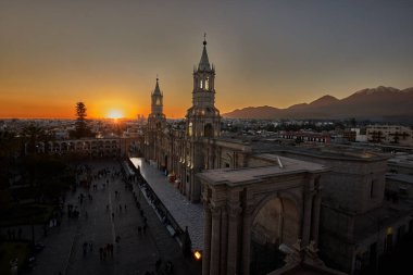 Beyaz volkanik taşlarda görkemli olan Arequipa Katedrali And 'ın gökyüzüne karşı gururla yükselir. Neoklasik mimarinin bir başyapıtı, Beyaz Şehir 'in zarafetini ve esnekliğini somutlaştırıyor..