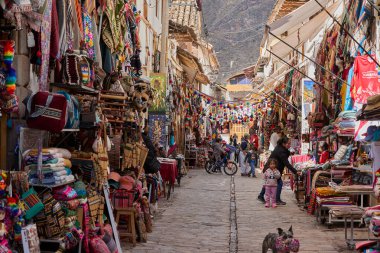 Pisac Market, Peru 'nun Kutsal Vadisi' ndeki en canlı ve ünlü pazarlarından biridir ve dünyanın dört bir yanından ziyaretçiler çeker. Geleneksel And kültürünün renkli bir merkezidir..