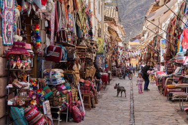 Pisac Market, Peru 'nun Kutsal Vadisi' ndeki en canlı ve ünlü pazarlarından biridir ve dünyanın dört bir yanından ziyaretçiler çeker. Geleneksel And kültürünün renkli bir merkezidir..