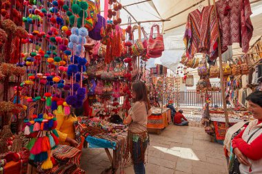 Pisac Market, Peru 'nun Kutsal Vadisi' ndeki en canlı ve ünlü pazarlarından biridir ve dünyanın dört bir yanından ziyaretçiler çeker. Geleneksel And kültürünün renkli bir merkezidir..