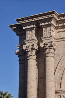 Arequipas görkemli Katedrali 'nin kavisli sütunlarının rafine edilmiş mimari detayları neoklasik tasarımının zarafetini gözler önüne seriyor.