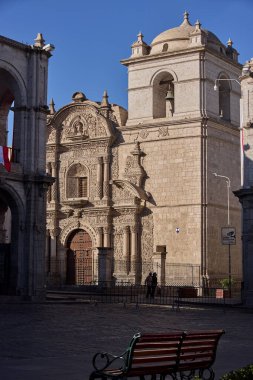 Arequipa 'daki La Compaa de Jess Tapınağı Barok mestizo mimarisinin bir başyapıtı olarak duruyor. Karmaşık taş oymaları ve yüzyılların tarihiyle süslenmiş.