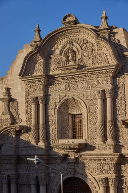 Arequipa 'daki La Compaa de Jess Tapınağı Barok mestizo mimarisinin bir başyapıtı olarak duruyor. Karmaşık taş oymaları ve yüzyılların tarihiyle süslenmiş.