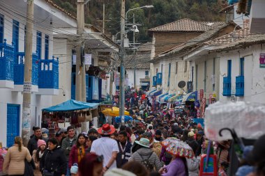 Mavi ahşap işçiliğiyle süslenmiş balkonlar, yerli halk ve ziyaretçiler, Virgen del Carmen 'i onurlandıran göz kamaştırıcı danslara, müziğe ve inanca tanıklık etmek için bir araya geldiler..