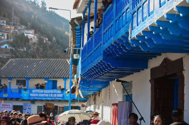 Mavi ahşap işçiliğiyle süslenmiş balkonlar, yerli halk ve ziyaretçiler, Virgen del Carmen 'i onurlandıran göz kamaştırıcı danslara, müziğe ve inanca tanıklık etmek için bir araya geldiler..