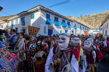 Qhapaq Colla dansçıları tüm renkleri ve ruhlarıyla Virgen del Carmen 'i ritim, bağlılık ve And gururla onurlandırıyorlar..