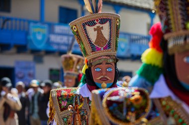 Paucartambo 'nun Qhapaq Chunchu dansçıları Virgen del Carmen şenlikleri sırasında Amazon ruhunu somutlaştırdılar. Renkli kostümleri, tüylü taçları ve çarpıcı maskeleri yüzyıllardır süregelen gelenek, bağlılık ve kültürel kimliklerini yansıtıyor.