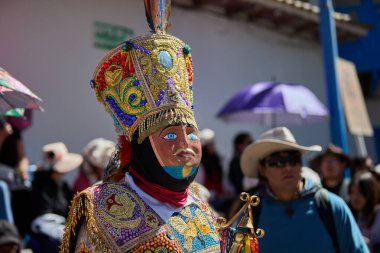 Paucartambo 'nun Qhapaq Chunchu dansçıları Virgen del Carmen şenlikleri sırasında Amazon ruhunu somutlaştırdılar. Renkli kostümleri, tüylü taçları ve çarpıcı maskeleri yüzyıllardır süregelen gelenek, bağlılık ve kültürel kimliklerini yansıtıyor.