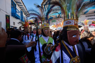 Paucartambo 'nun Qhapaq Chunchu dansçıları Virgen del Carmen şenlikleri sırasında Amazon ruhunu somutlaştırdılar. Renkli kostümleri, tüylü taçları ve çarpıcı maskeleri yüzyıllardır süregelen gelenek, bağlılık ve kültürel kimliklerini yansıtıyor.