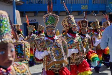 Paucartambo 'nun Qhapaq Chunchu dansçıları Virgen del Carmen şenlikleri sırasında Amazon ruhunu somutlaştırdılar. Renkli kostümleri, tüylü taçları ve çarpıcı maskeleri yüzyıllardır süregelen gelenek, bağlılık ve kültürel kimliklerini yansıtıyor.