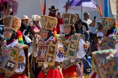 Paucartambo 'nun Qhapaq Chunchu dansçıları Virgen del Carmen şenlikleri sırasında Amazon ruhunu somutlaştırdılar. Renkli kostümleri, tüylü taçları ve çarpıcı maskeleri yüzyıllardır süregelen gelenek, bağlılık ve kültürel kimliklerini yansıtıyor.