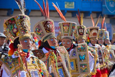 Paucartambo 'nun Qhapaq Chunchu dansçıları Virgen del Carmen şenlikleri sırasında Amazon ruhunu somutlaştırdılar. Renkli kostümleri, tüylü taçları ve çarpıcı maskeleri yüzyıllardır süregelen gelenek, bağlılık ve kültürel kimliklerini yansıtıyor.