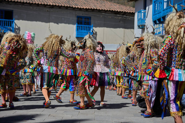 With devilish masks and acrobatic flair, the Saqras dance through Paucartambo, playful, mocking spirits who guard and provoke, adding energy and tension. Virgen del Carmen