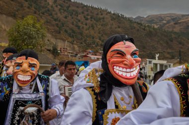 Vahşi, saygısız ve durdurulamaz Maqtas, Paucartambos Virgen del Carmen kutlamalarını korkusuz enerji ve yaramaz ruhla patlattı..