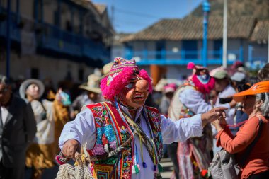 Vahşi, saygısız ve durdurulamaz Maqtas, Paucartambos Virgen del Carmen kutlamalarını korkusuz enerji ve yaramaz ruhla patlattı..