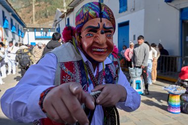 Vahşi, saygısız ve durdurulamaz Maqtas, Paucartambos Virgen del Carmen kutlamalarını korkusuz enerji ve yaramaz ruhla patlattı..